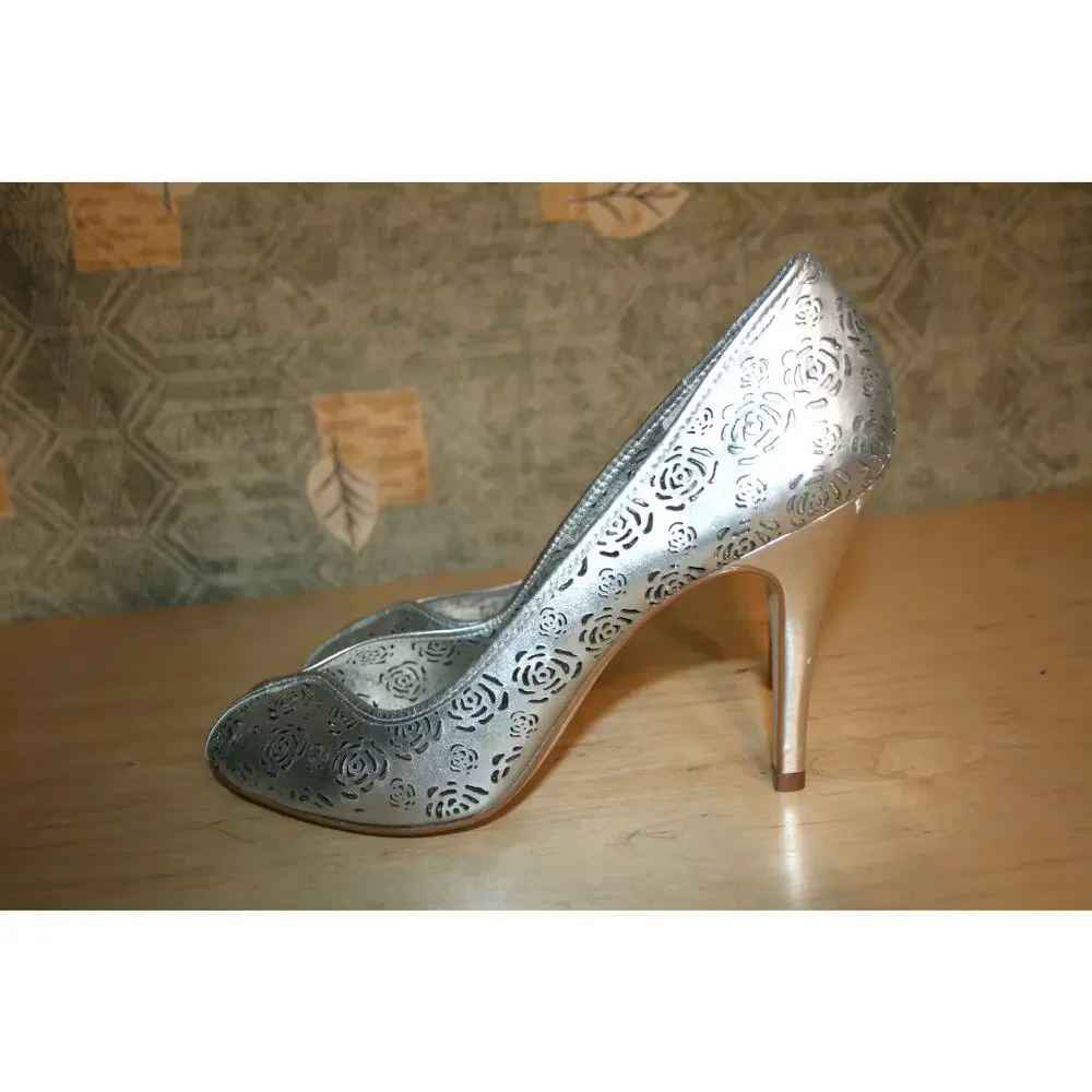 New BCBGirls Silver Metallic Perforated Leather Peep Toe Pumps 11 B / 41 - Picture 3 of 5
